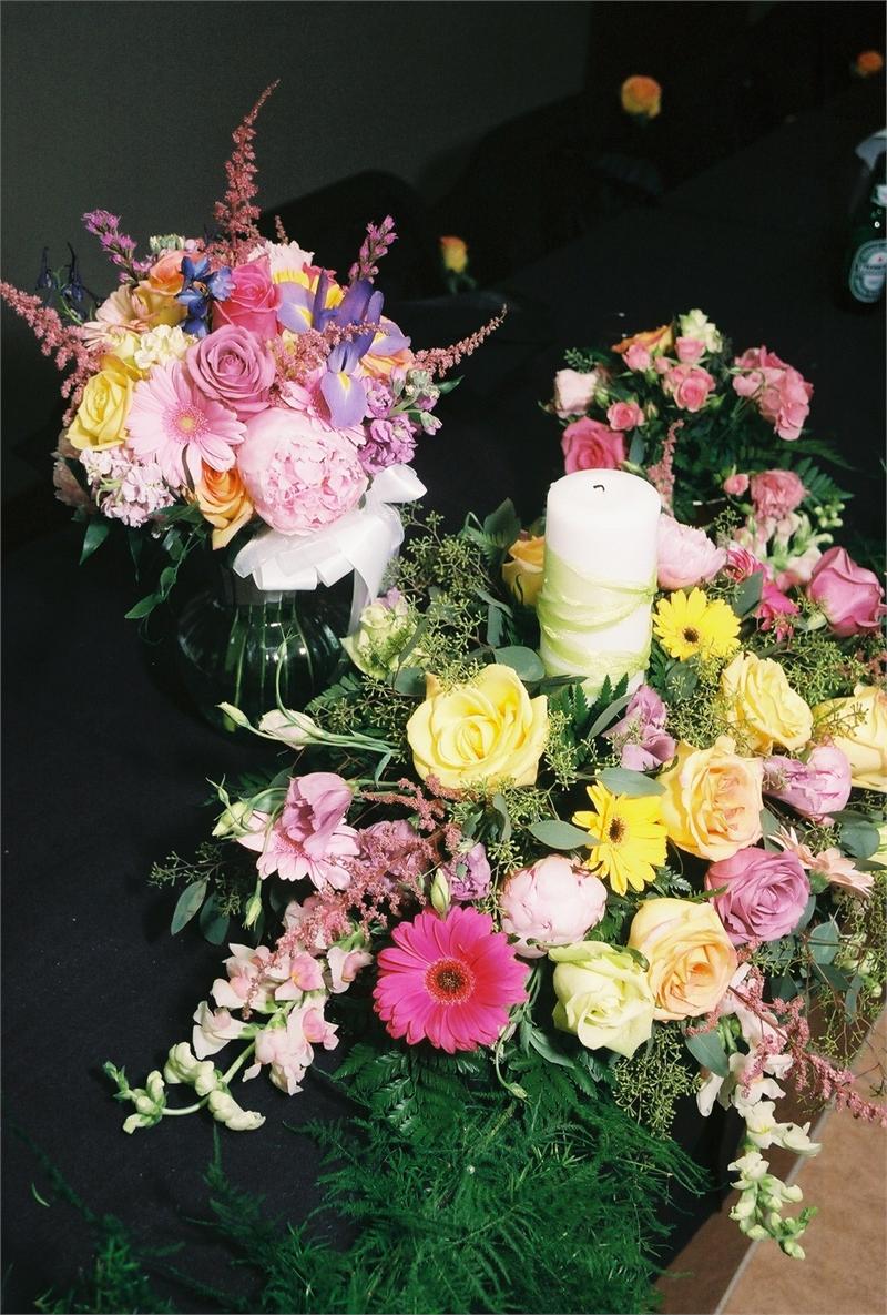 june-wedding-head-table-flowers